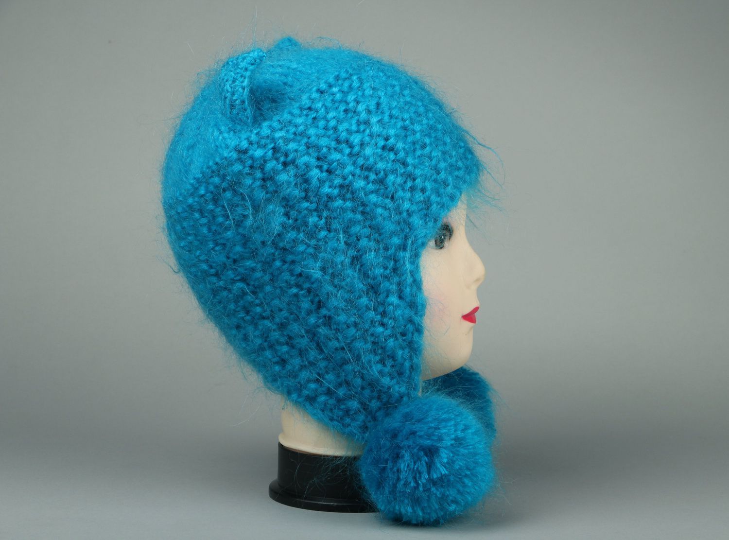 Bonnet tricoté bleu clair avec les pompons photo 3