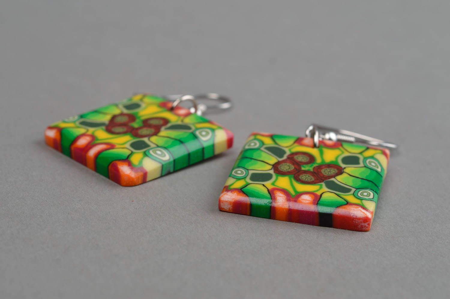Модные квадратные серьги ручной работы из полимерной глины зелено красные фото 3