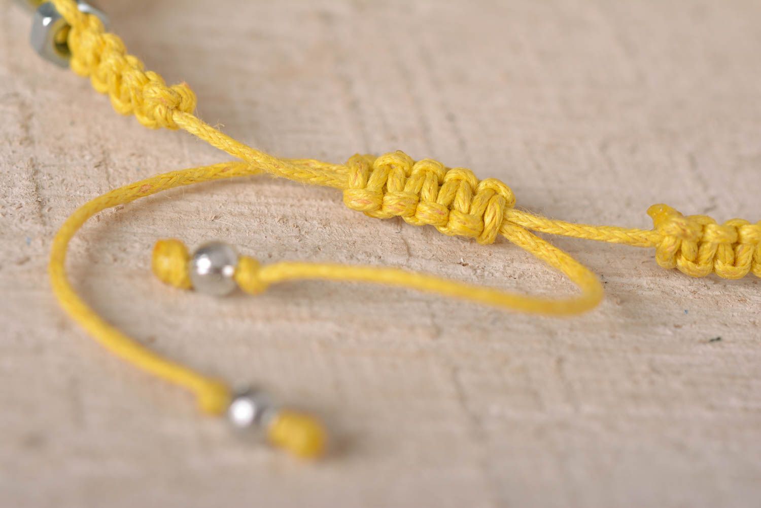Авторское украшение ручной работы браслет на руку женский браслет желтый фото 4