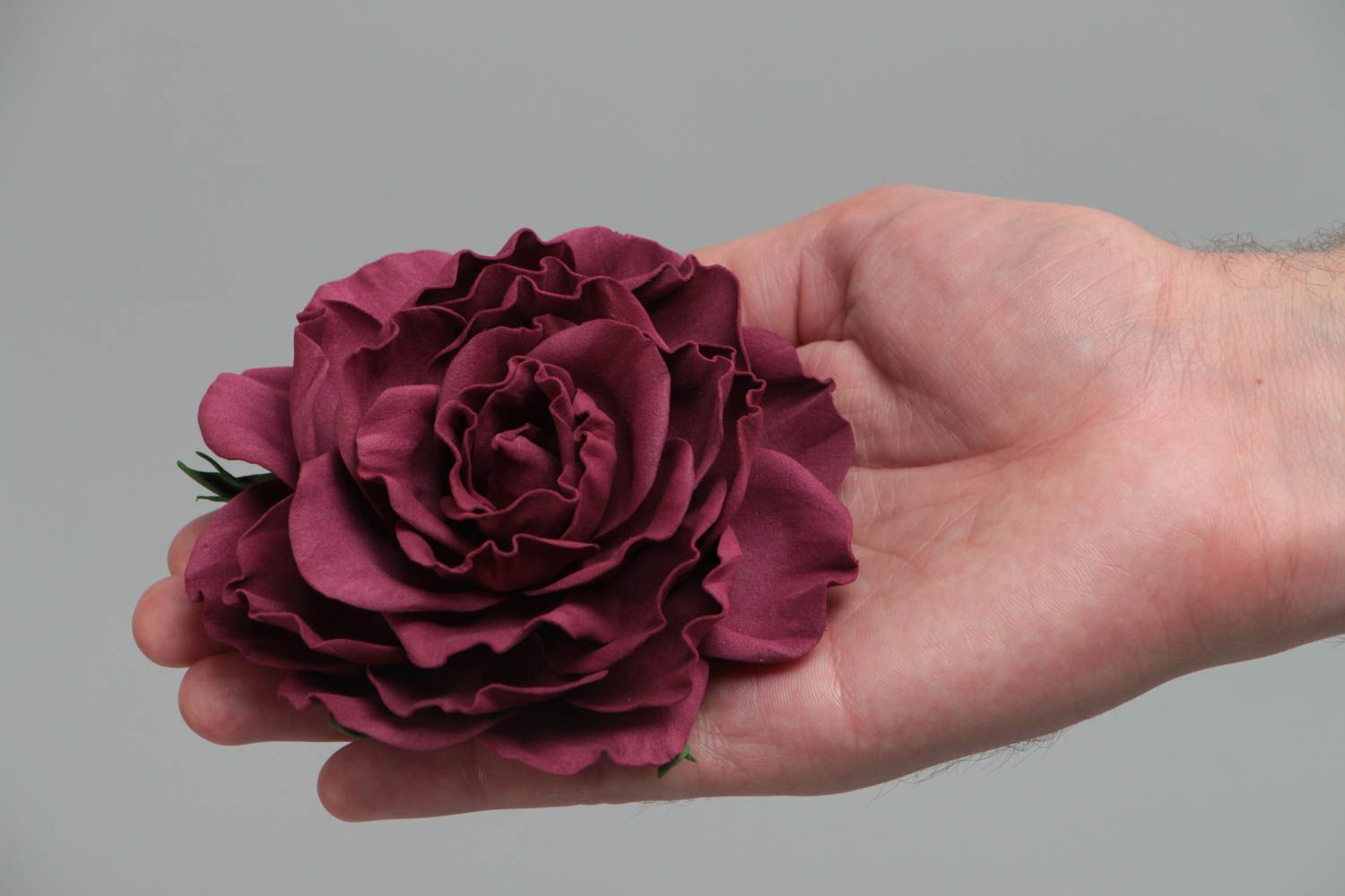 Брошь из фоамирана в виде пышной бордовой розы украшение ручной работы  фото 5