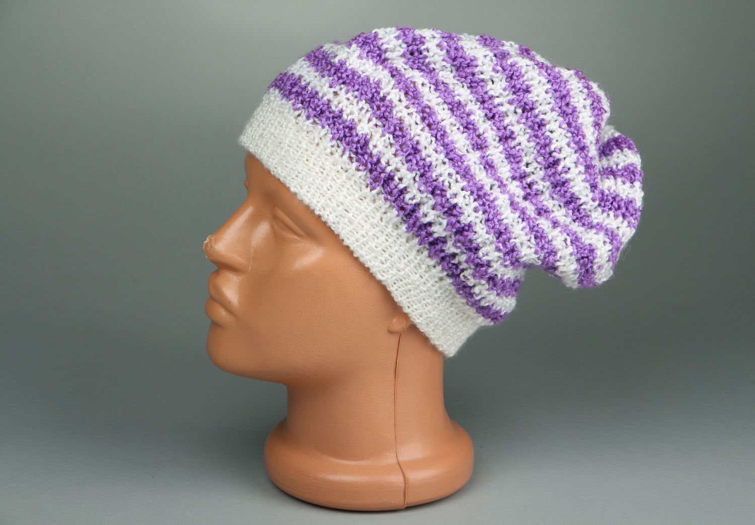 Bonnet de femme tricoté avec des aiguilles photo 3