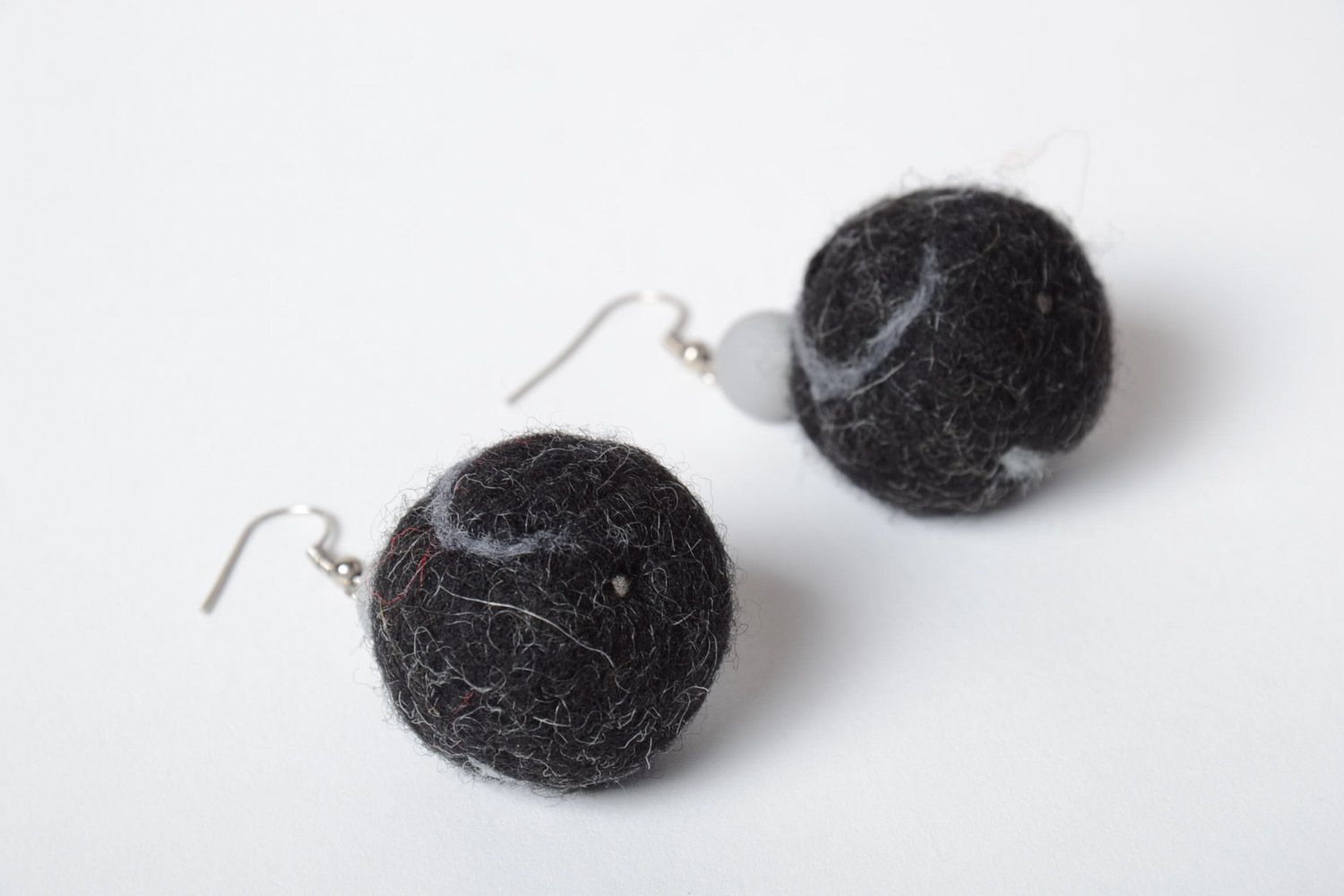 Pendientes artesanales de lana en la técnica de fieltro bolas redondas negras  foto 4