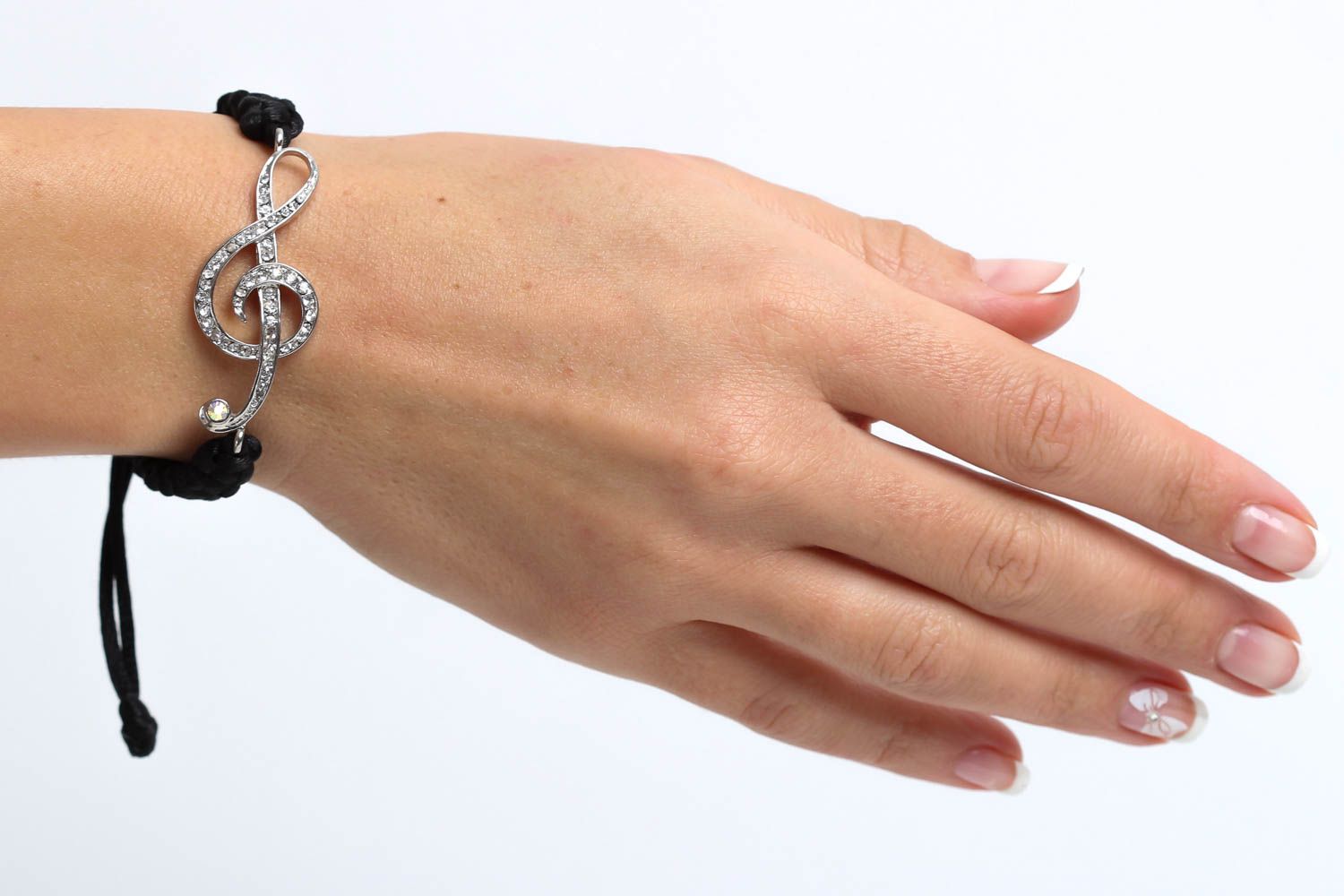 Bracelet clef de sol Bijou fait main en cordons de satin noirs Cadeau femme photo 5