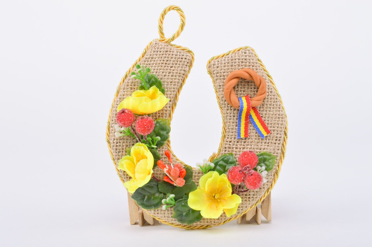 Colgante decorativo con forma de herradura de harpillera con flores artesanal foto 5