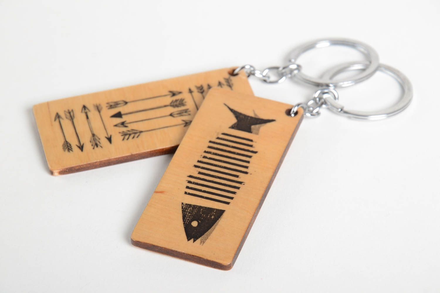 Porte-clés en bois faits main avec poisson et flèches 2 pcs Accessoires design photo 5