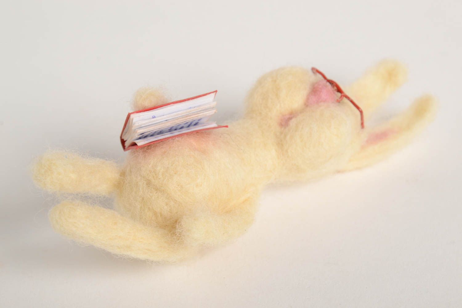 Игрушка ручной работы валяная игрушка Зайчик с книгой игрушка из шерсти фото 3