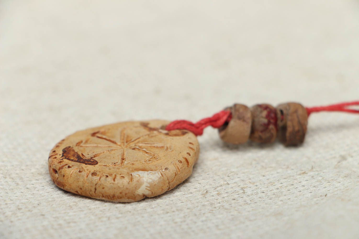 Pendentif amulette en argile fait main photo 3
