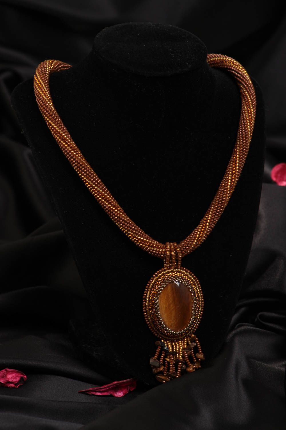 Ожерелье из бисера в виде жгута коричневое с кулоном с камнем ручная работа фото 1