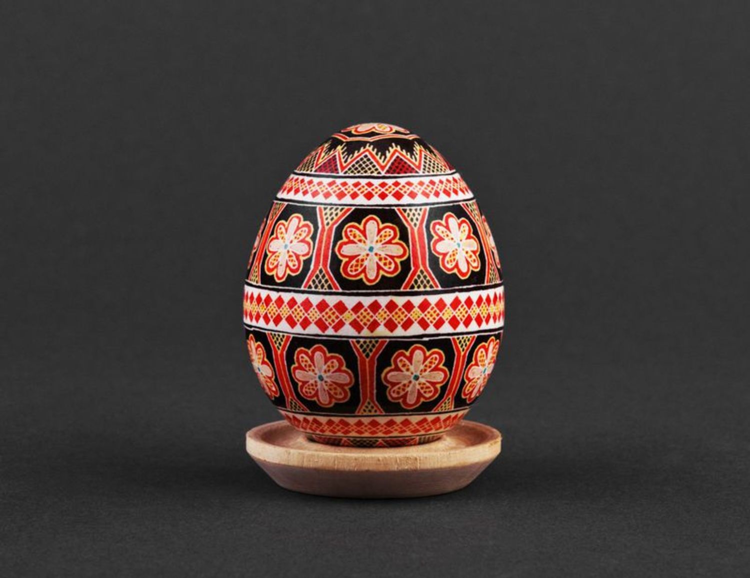 Handgemachtes dekoratives bemaltes Osterei mit Ornament zum Osterfest für Haus Dekoration foto 2