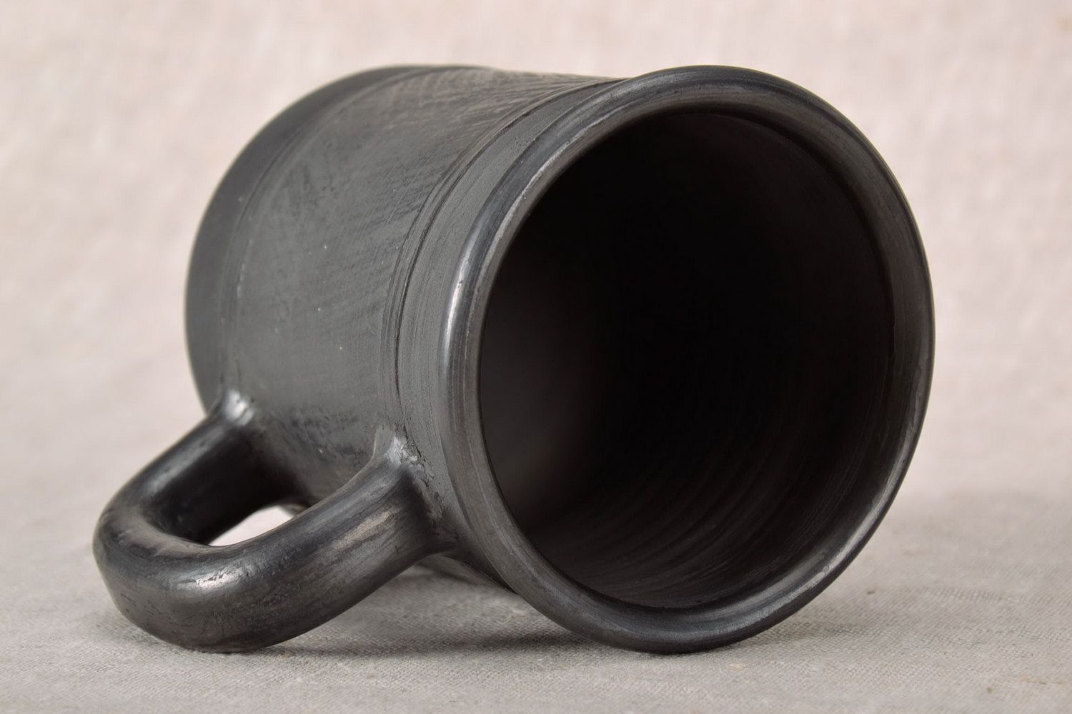 Черная чашка ручной работы из глины фото 3