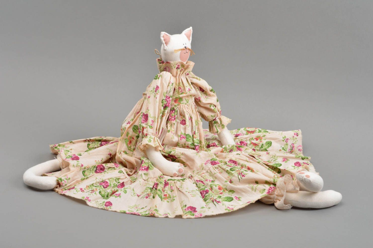 Тканевая игрушка кошка белая в цветочном красивом платье небольшая ручной работы фото 4