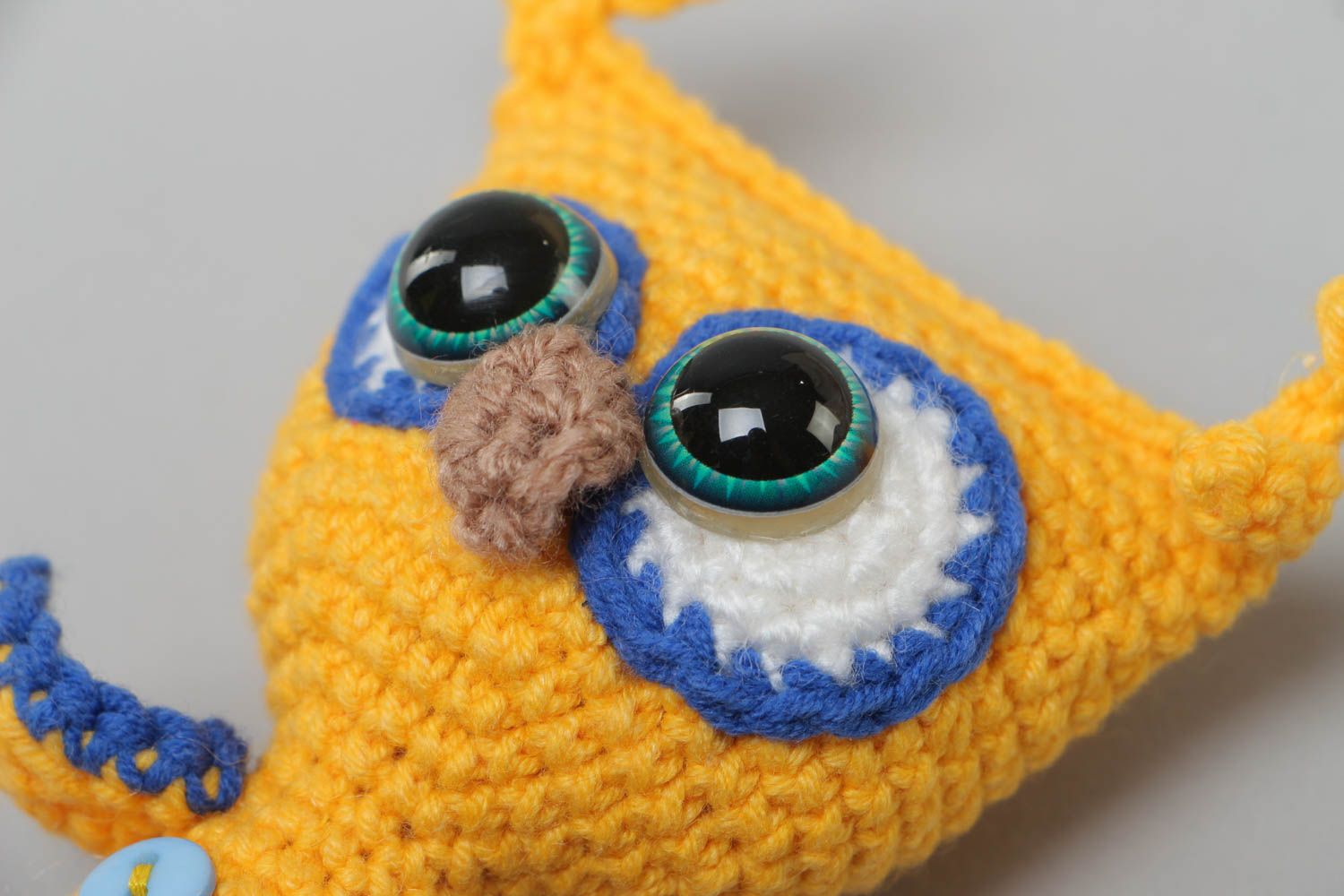 Jouet mou hibou tricoté au crochet en fils acryliques fait main jaune-bleu photo 3