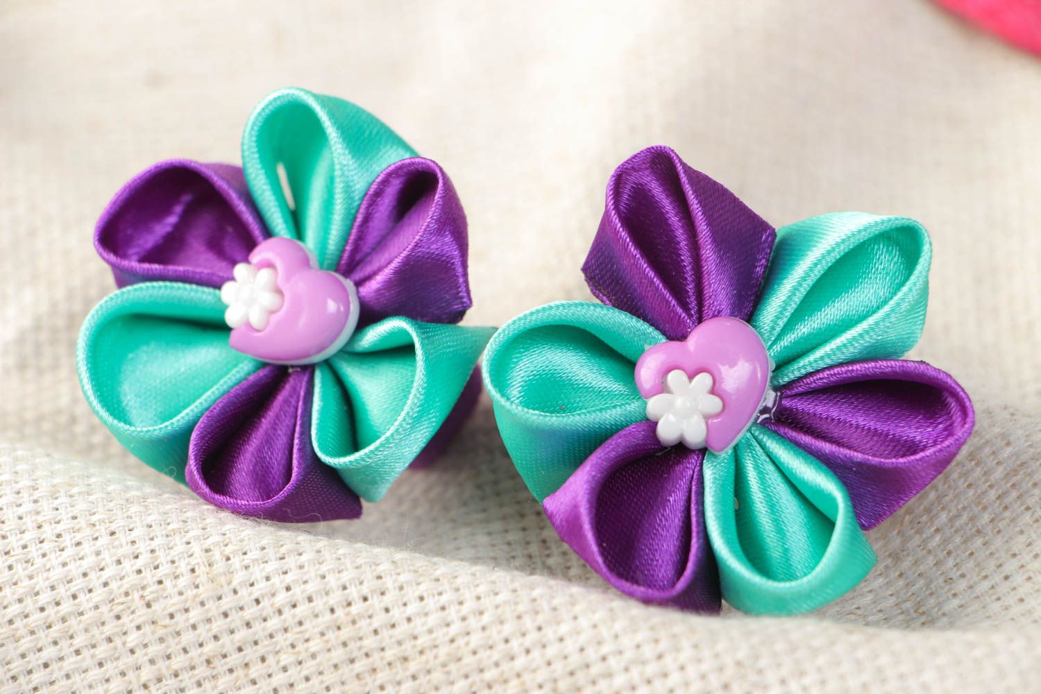 Set of handmade kanzashi satin ribbon hair clips with flowers 2 items photo 1