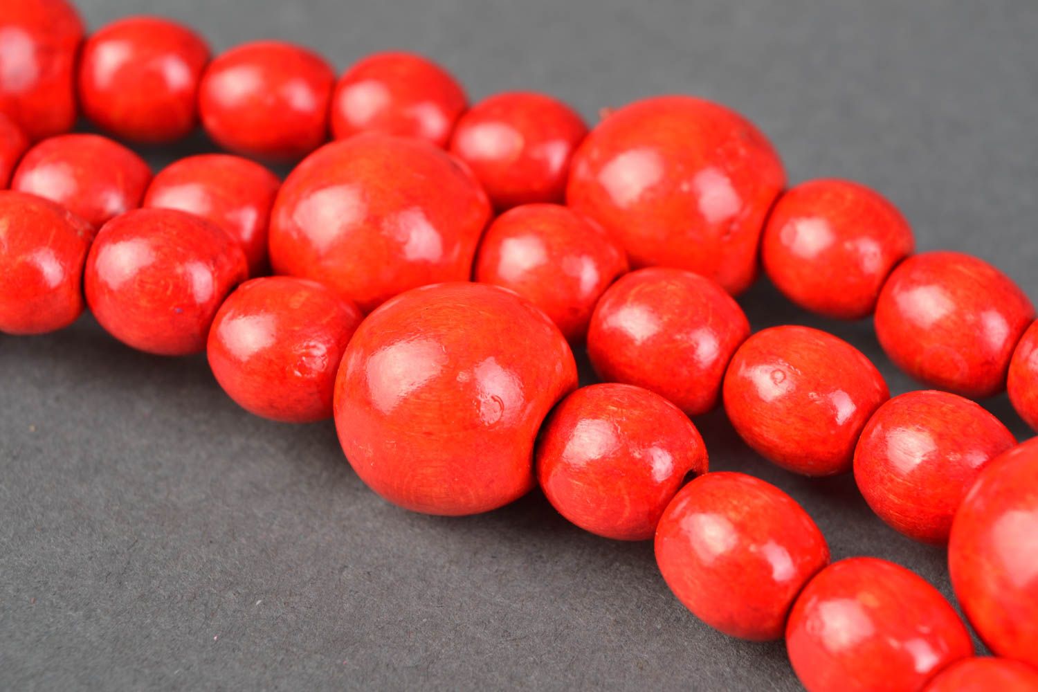 Red necklace with large wooden beads photo 3