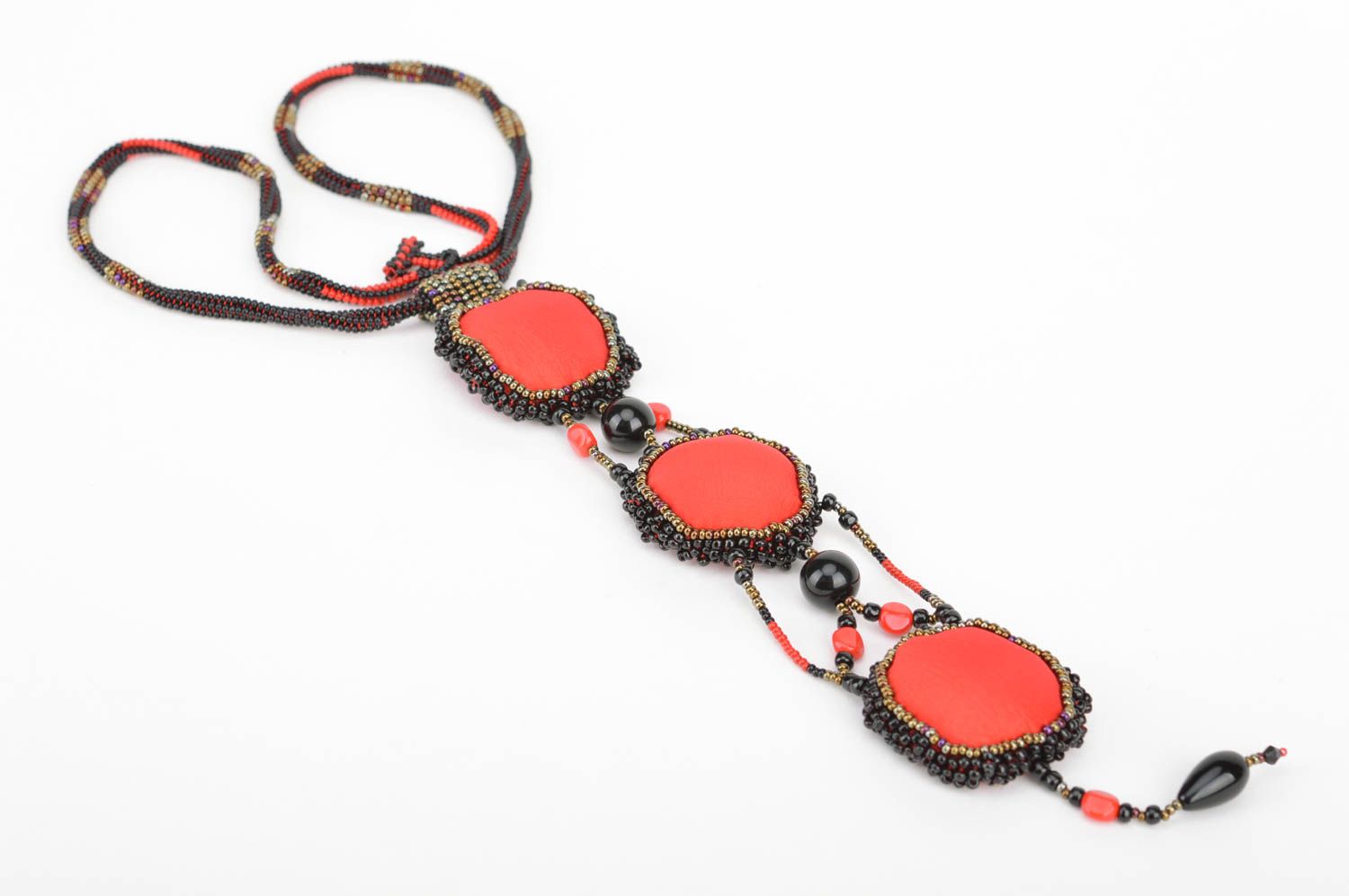Collier en perles de rocaille avec pendentif triple en tissu fait main rouge photo 3