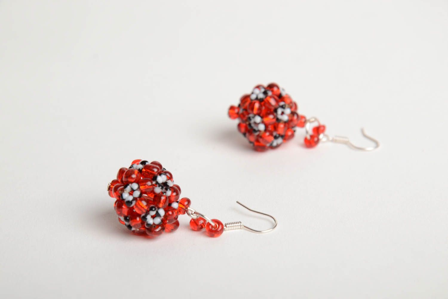 Бисерные серьги в виде красных шариков плетеные крючком ручной работы женские фото 3