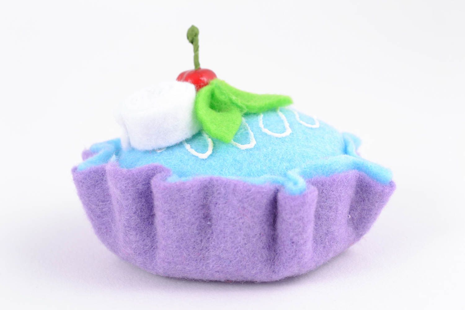 Petit pique-aiguilles en feutre en forme de gâteau multicolore fait main  photo 4