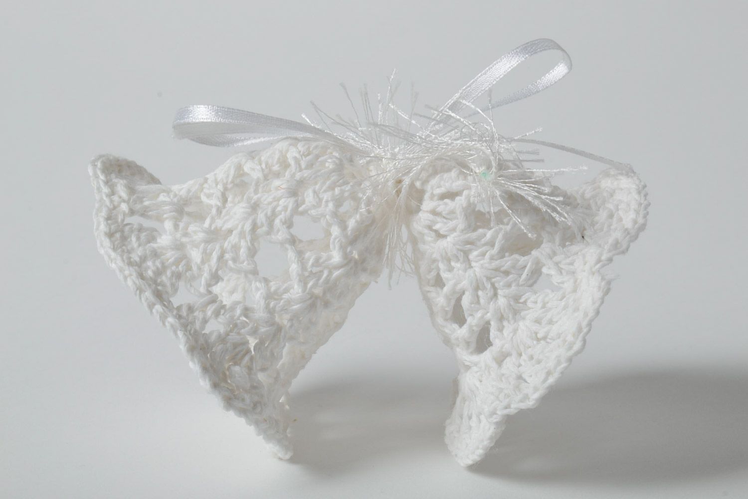 Suspension décorative cloches blanches ajourées tricotées au crochet faite main photo 4