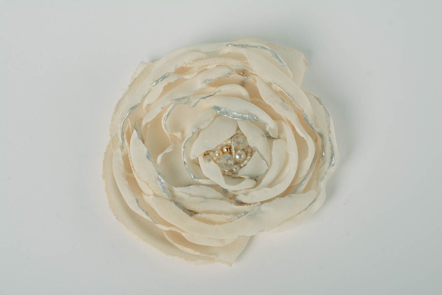 Авторская шифоновая брошь в виде цветка ручной работы светлая нежная красивая фото 1
