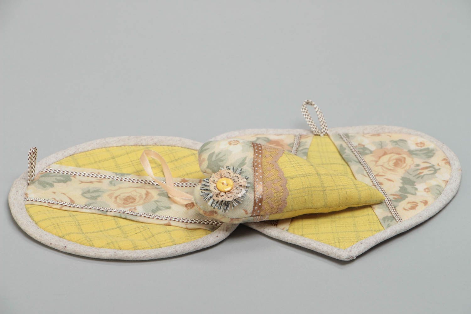 Deux maniques en tissu à motif floral et une suspension décorative faites main photo 3