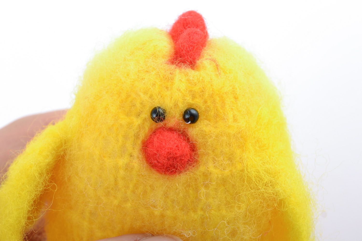 Handgemachtes kleines gelbes Spielzeug aus Wolle für Kinder in Trockenfilzen Technik  foto 2