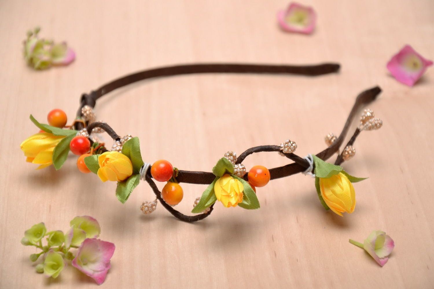 Headband made from flowers and berries photo 5