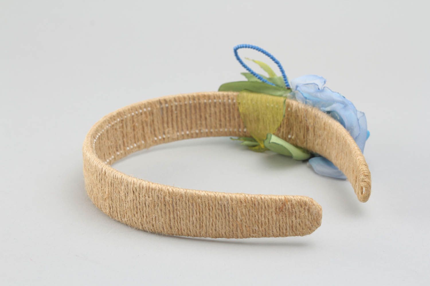 Aro de cabelo artesanal em uma base ampla de plástico com flor de tecido leve foto 3
