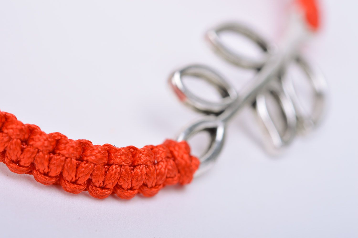 Handgemachtes originelles geflochtenes Armband mit Zweig in Rot aus Fäden foto 4