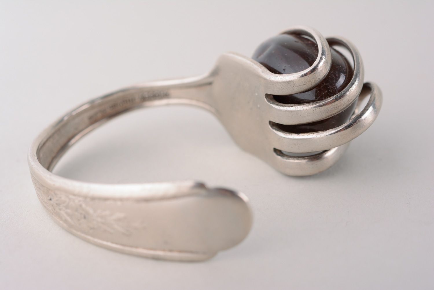 Металлический браслет ручной работы из мельхиоровой вилки с натуральным камнем фото 4
