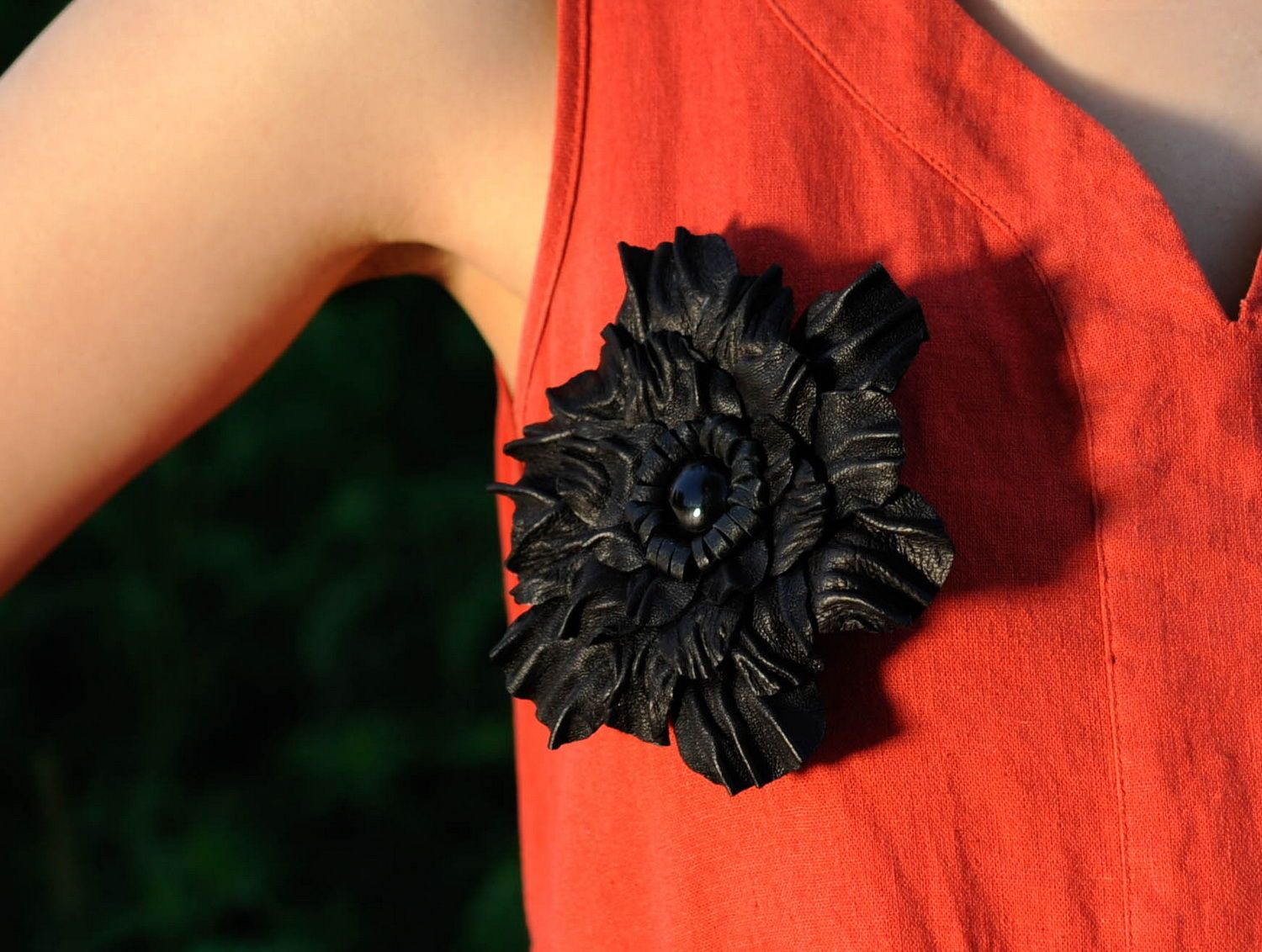 Brooch made ​​of 100 natural leather in the form of a flower photo 4