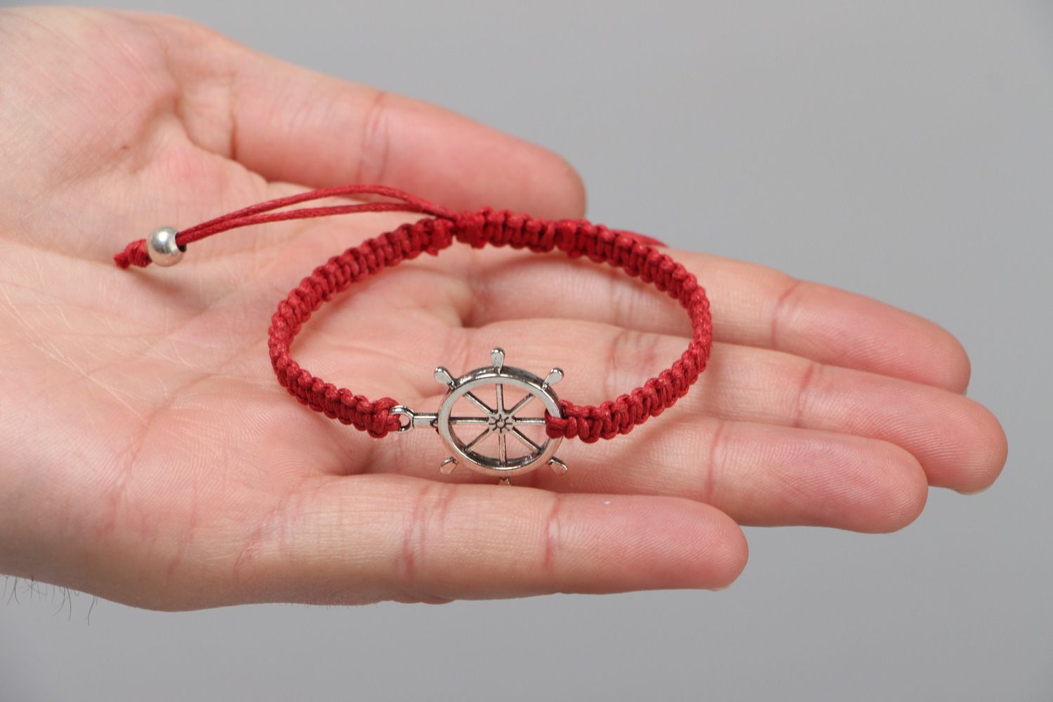 Bracelet tressé en lacet ciré rouge fait main pour femme Roue de gouvernail photo 3