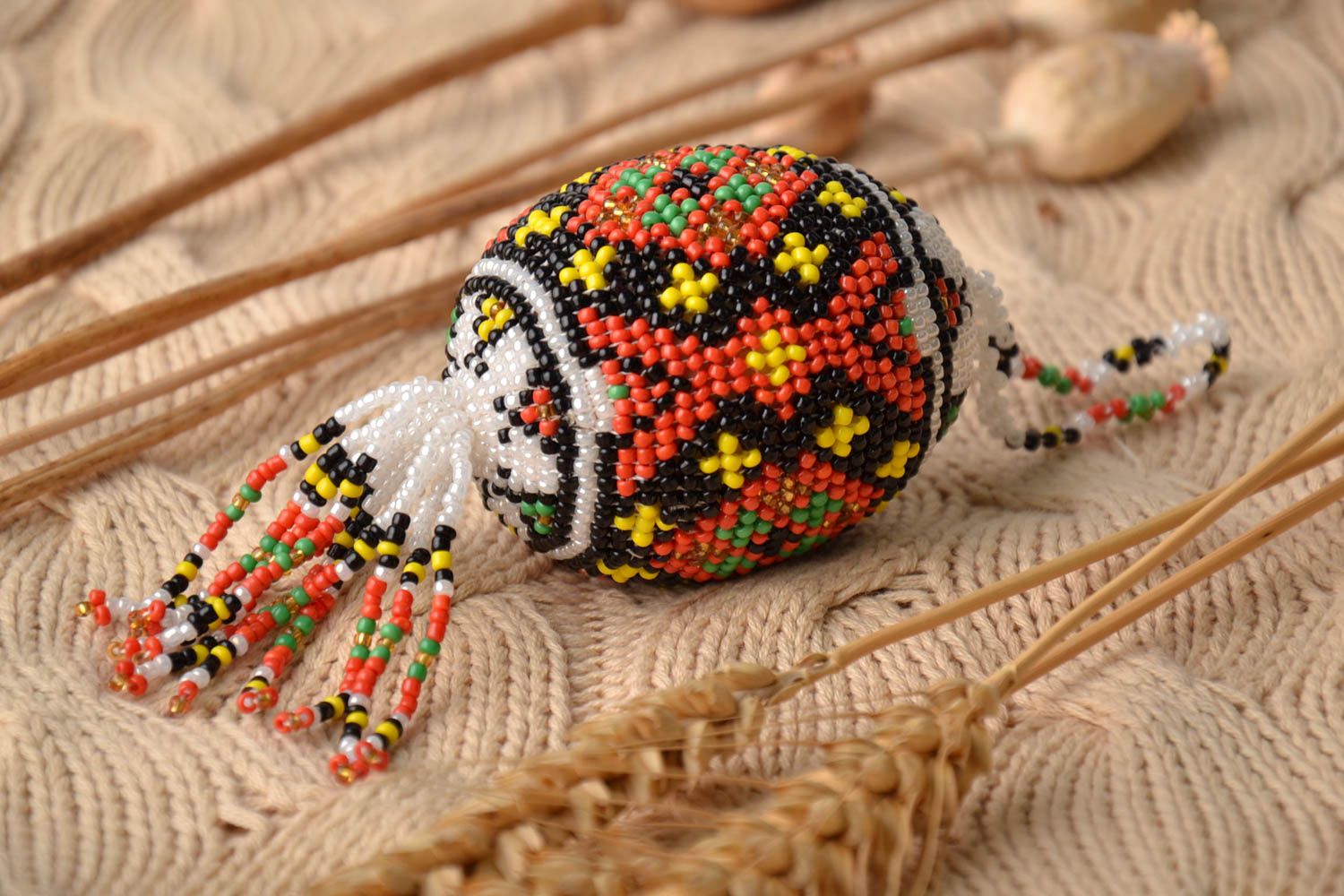 Декоративная подвеска в виде деревянного яйца оплетенного бисером фото 1