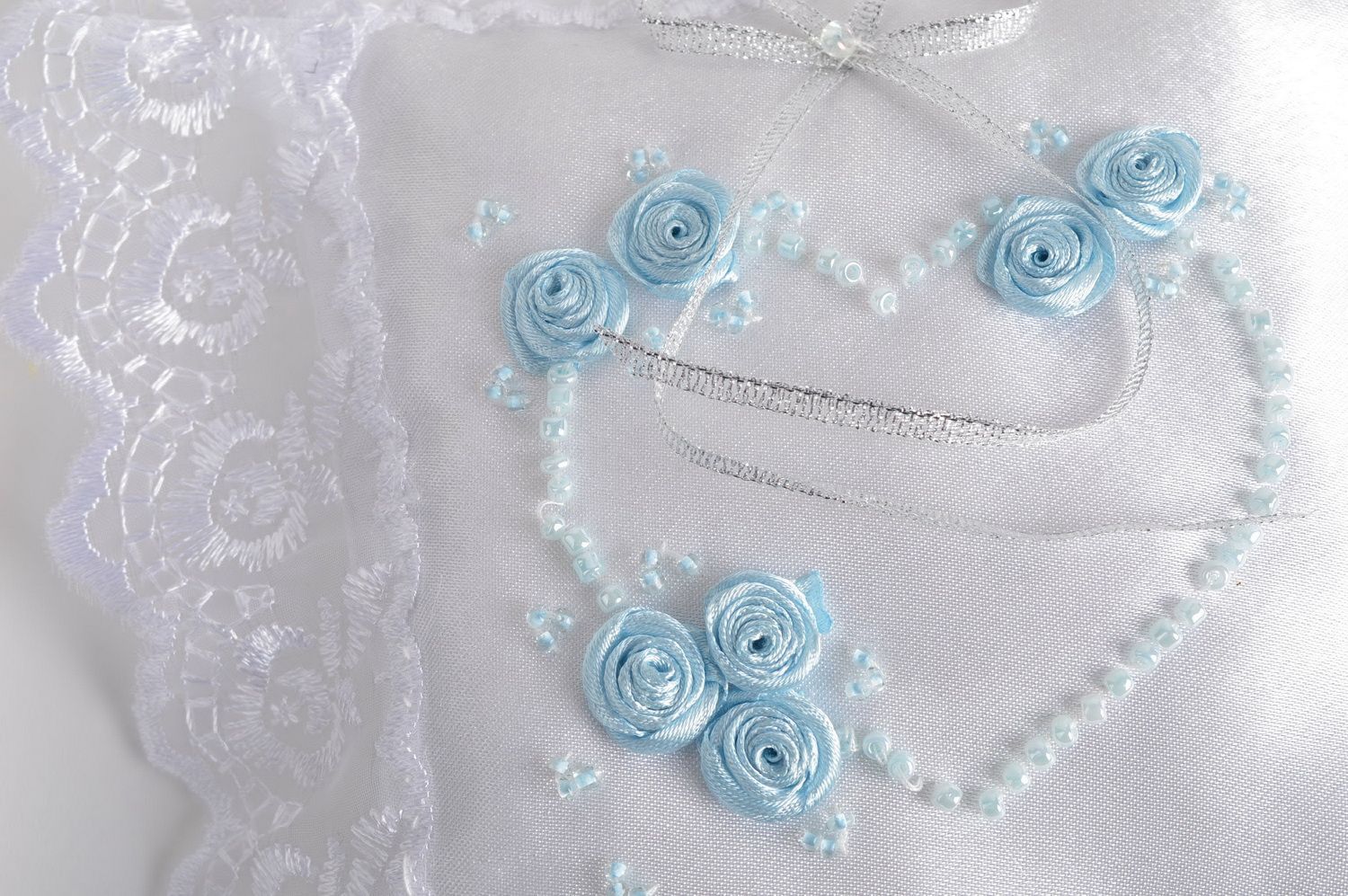 Свадебная подушечка для колец из атласа с кружевом и голубыми цветами хэнд мэйд фото 4