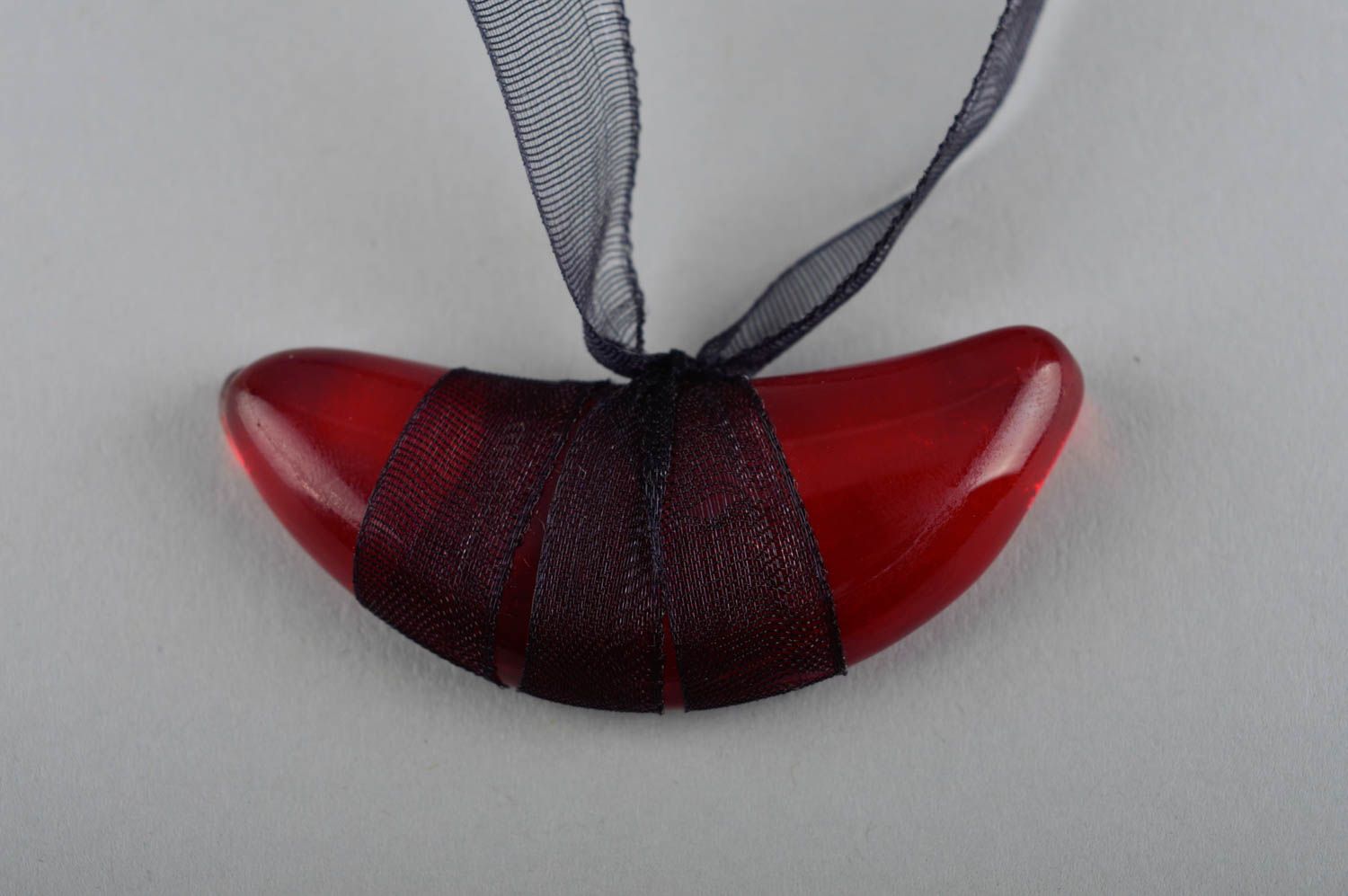 Colgante hecho a mano de color rojo accesorio para mujer bisutería artesanal foto 4