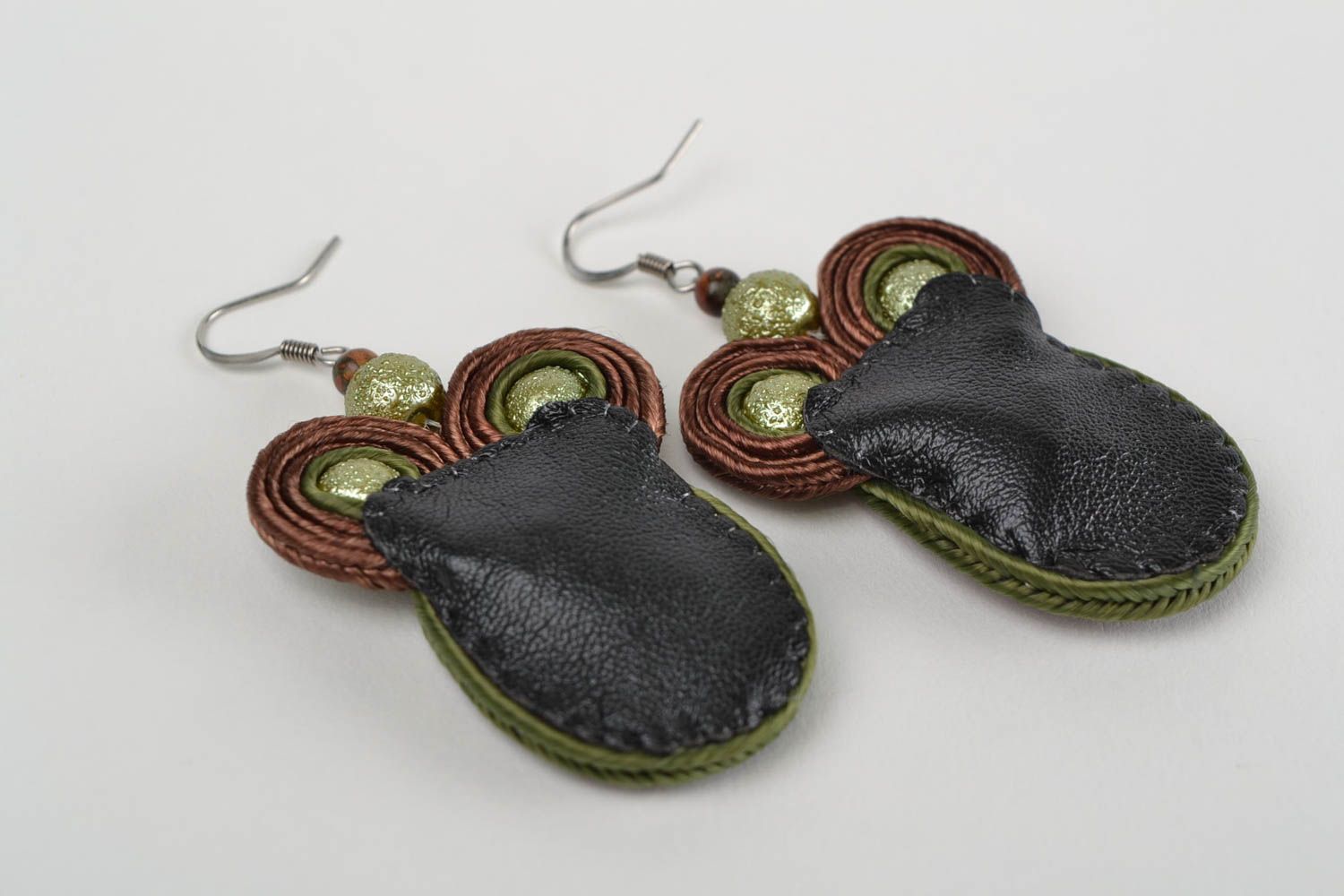 Schöne handmade Soutache Ohrringe mit echten Steinen künstlerischer Damenschmuck foto 5
