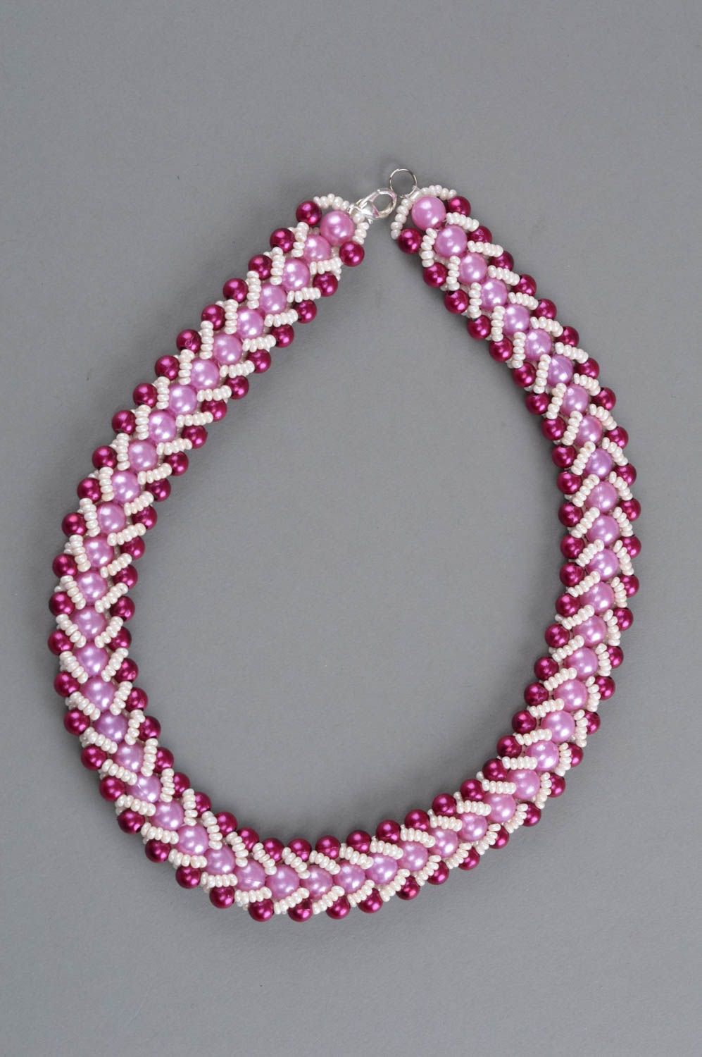 Collier en perles de rocaille et perles fantaisie fait main teintes roses photo 2