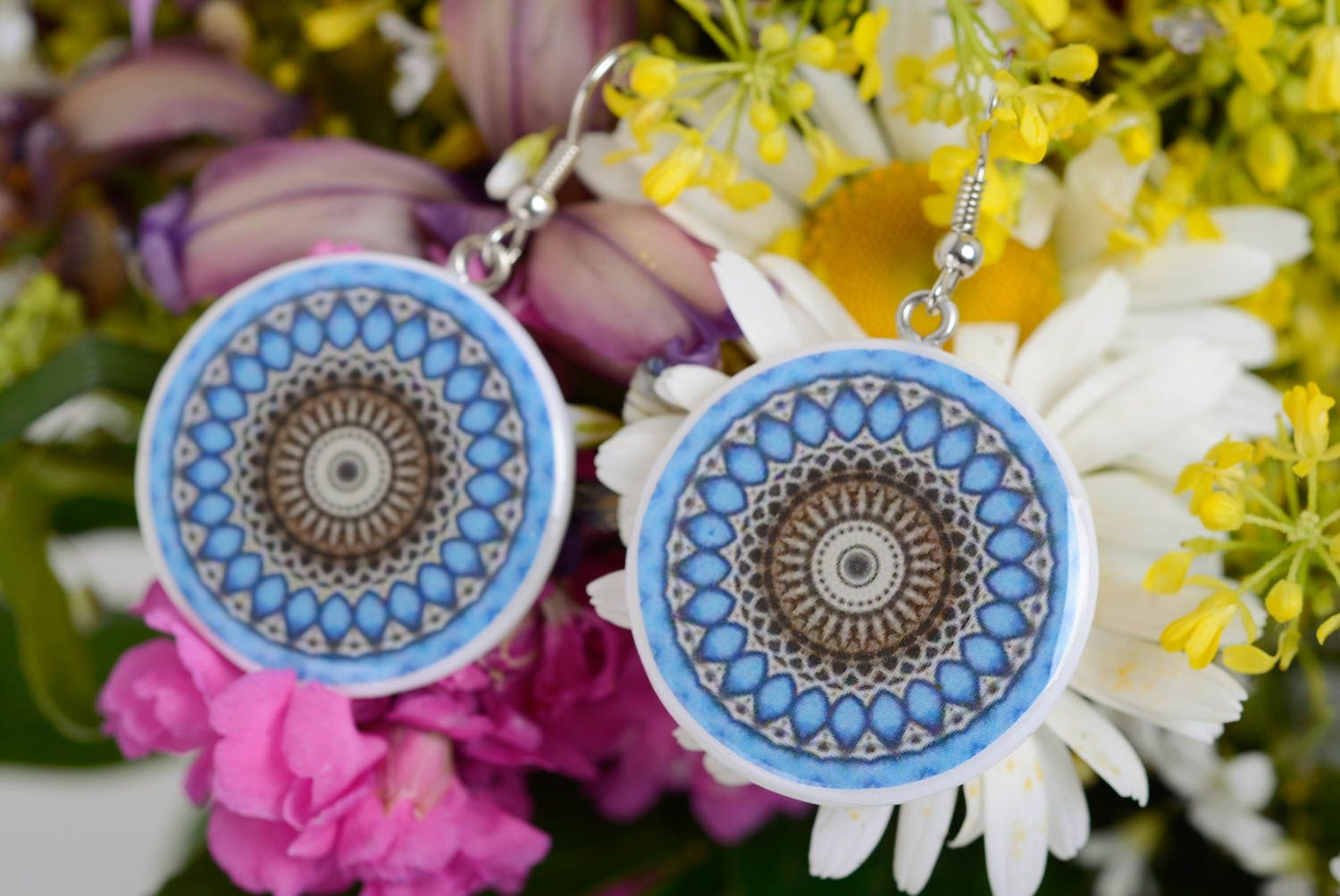Pendientes de arcilla polimérica artesanales azules con ornamento decoupage  foto 1