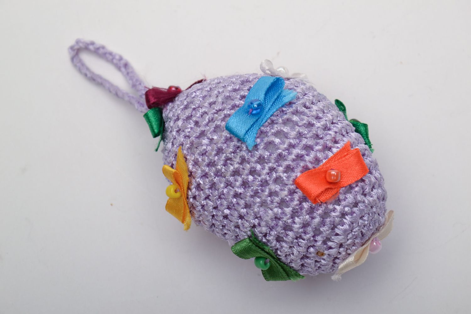Oeuf de Pâques décoratif fait main original violet tricoté à suspendre photo 3