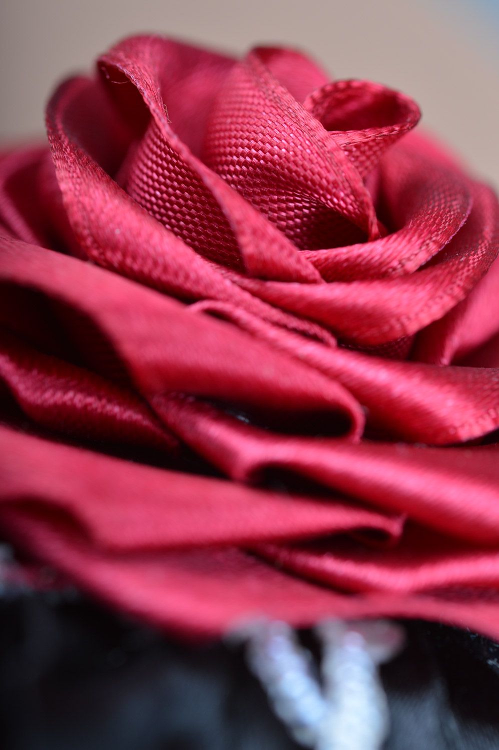 Брошь в виде розы из атласной ткани со стразами и бисером бордовая ручной работы фото 4