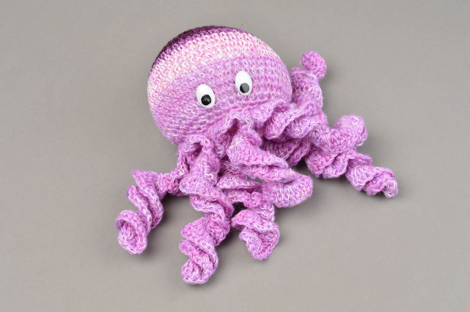 Фиолетовая мягкая игрушка ручной работы оригинальная вязаная крючком Осьминог фото 4