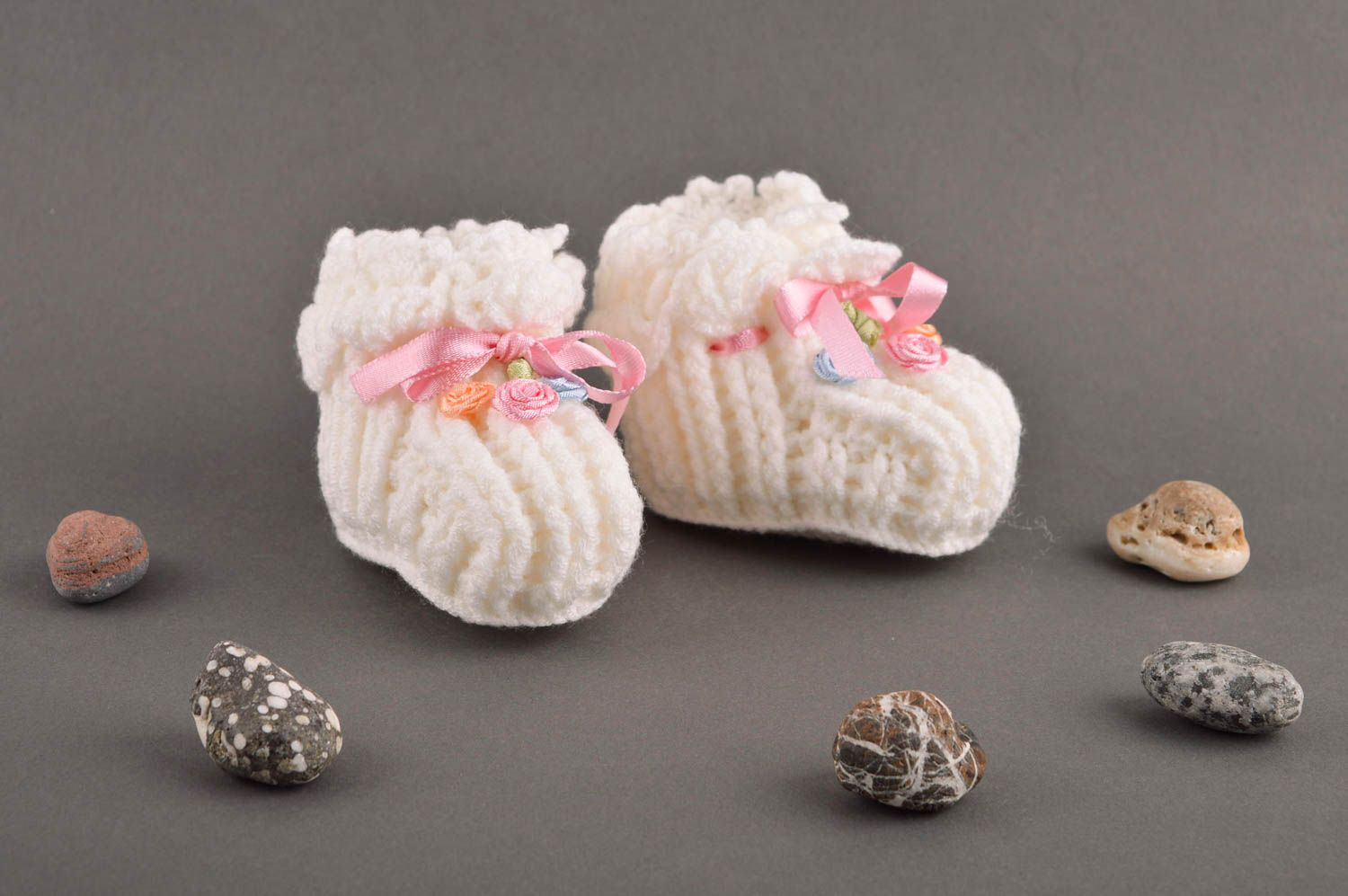 Handmade weiße Schuhe für Neugeborene Geschenk für Babys gehäkelte Babyschuhe foto 1