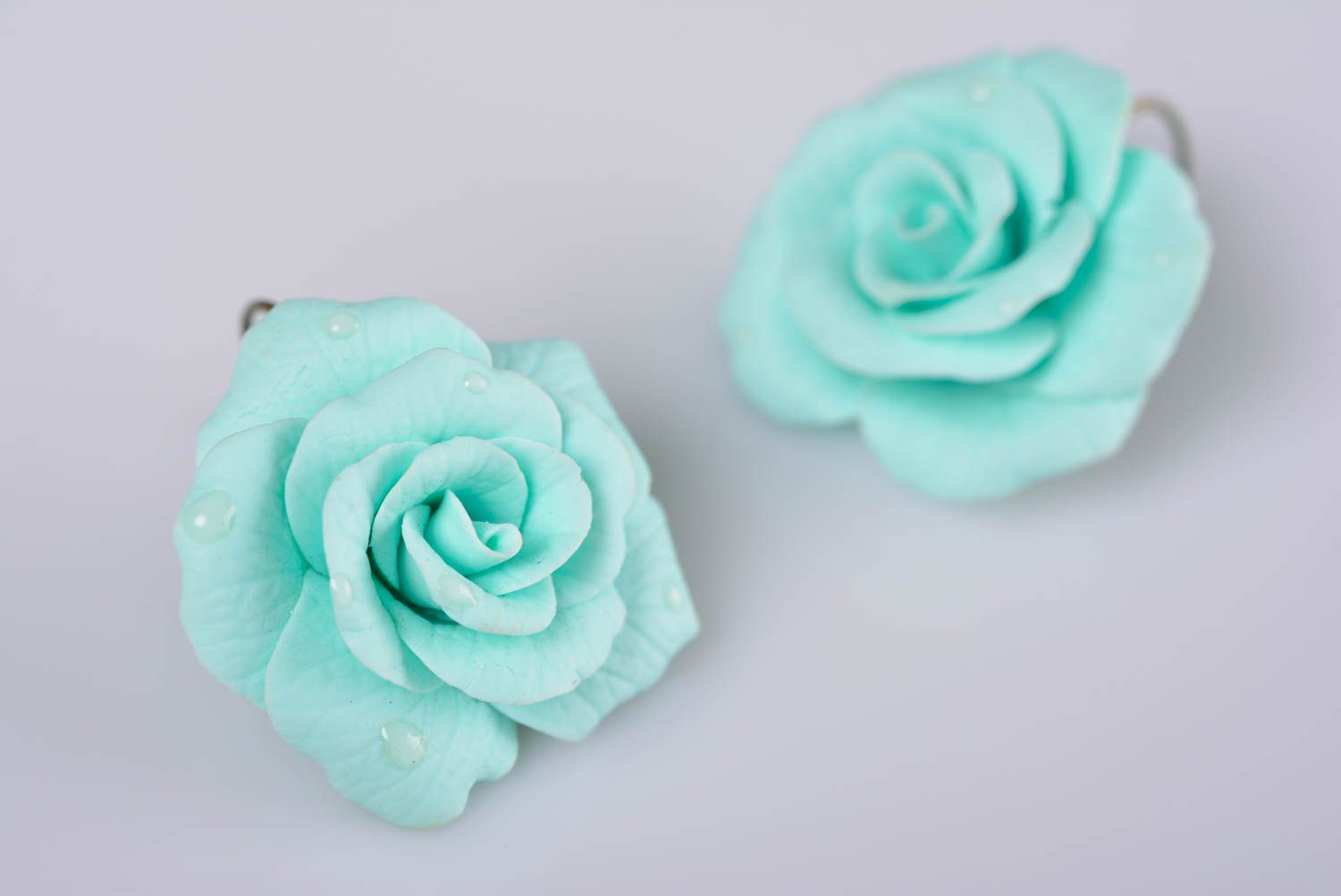 Нежные объемные серьги цветы из полимерной глины голубые розы ручной работы  фото 4