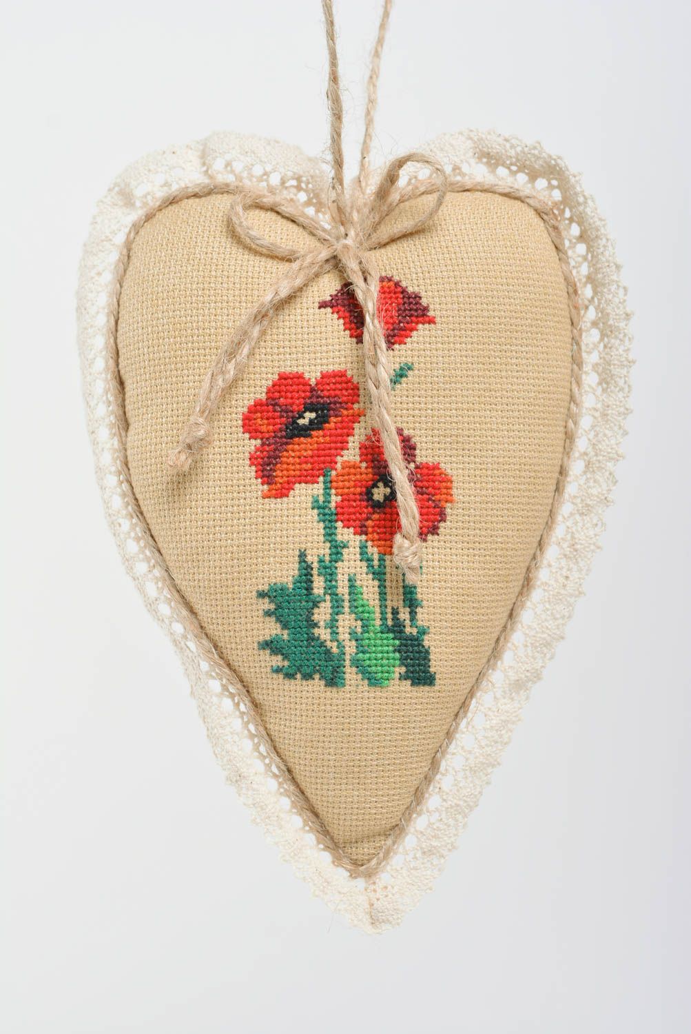 Colgante decorativo artesanal corazón de tela bordado con flores de amapolas foto 3