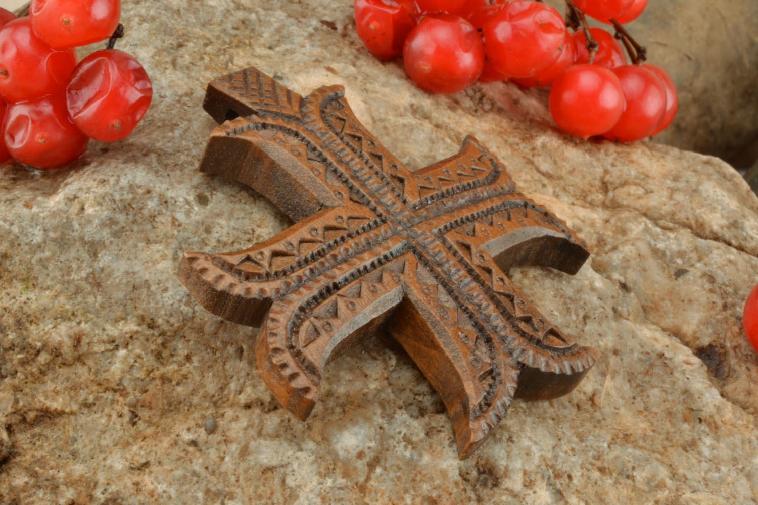 Croce di legno fatta a mano crocetta intagliata originale in legno da collo
 foto 1