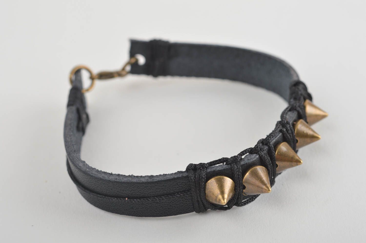 Браслет ручной работы браслет из кожи дизайнерское украшение черное с шипами фото 2