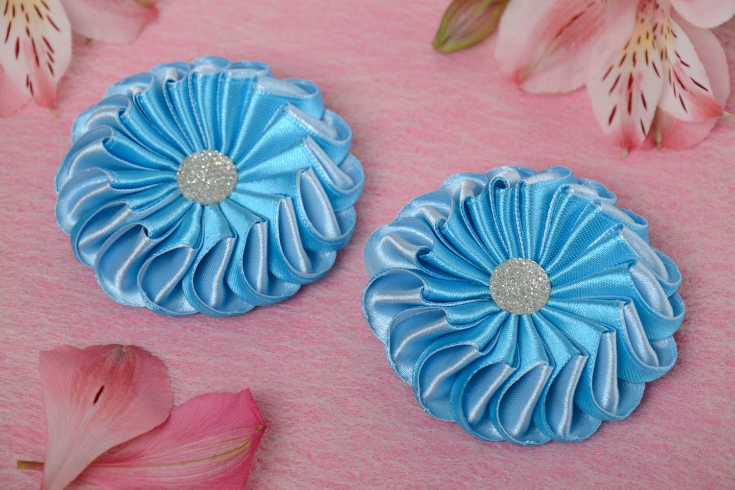 Élastiques à cheveux ronds bleus faits main 2 pièces pour enfants avec fleurs photo 1