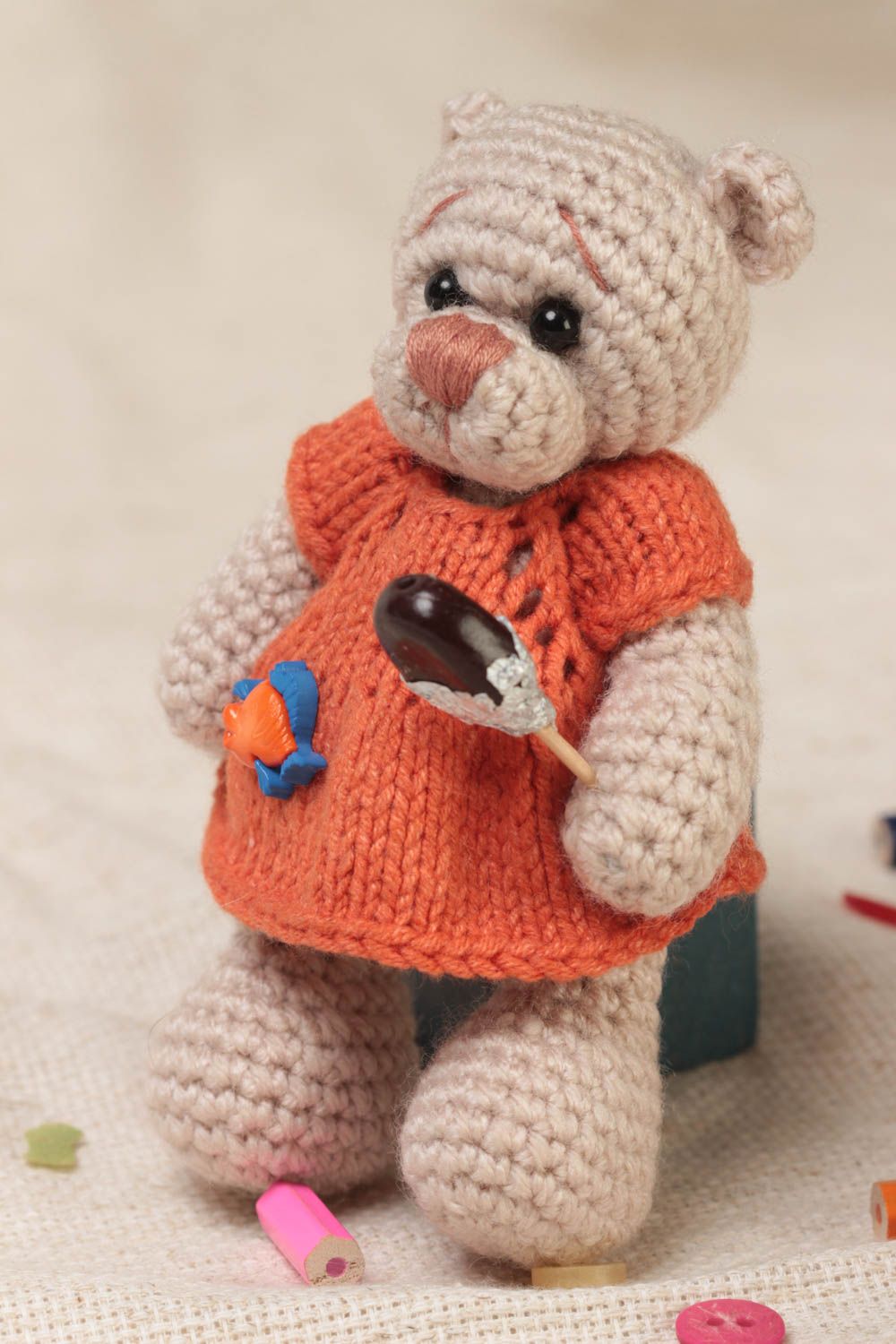 Мягкая вязаная игрушка мишка с конфетой ручной работы из акрила на подарок фото 1