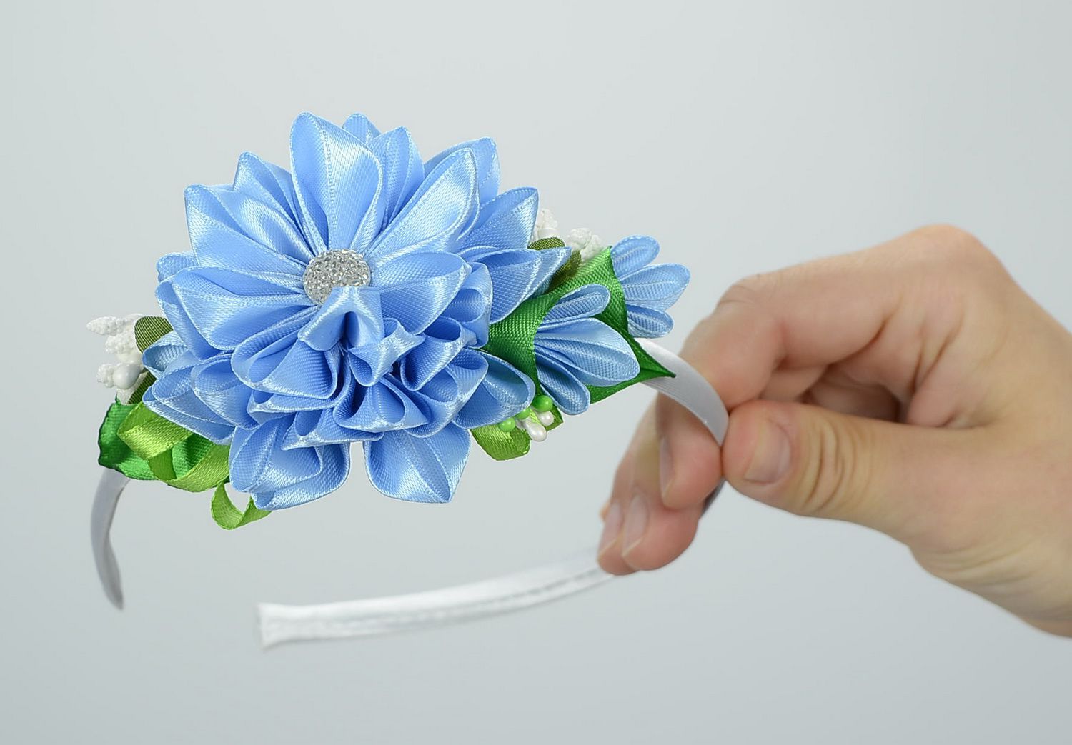 Aro de cabelo, coroa de flores na cabeça com flor azul de cetim foto 4