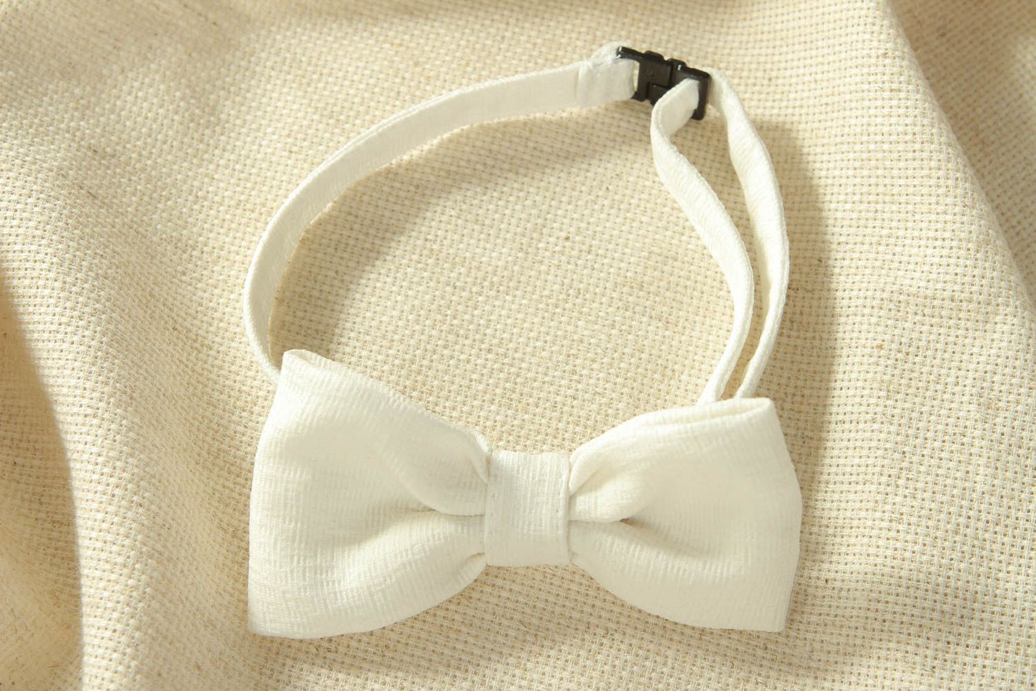 White viscose bow tie photo 1