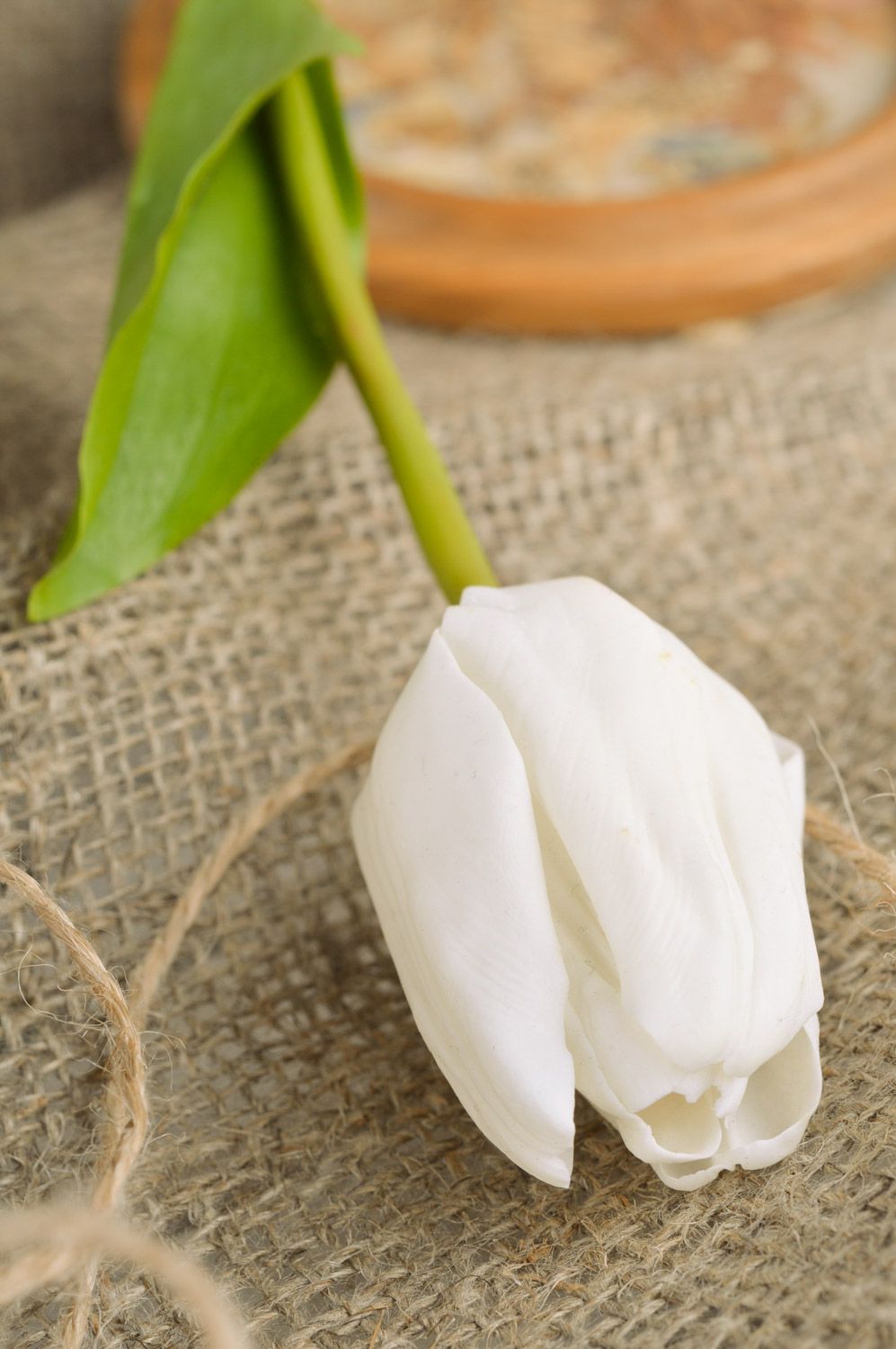 Белый искусственный цветок из полимерной глины ручной работы тюльпан в упаковке фото 1